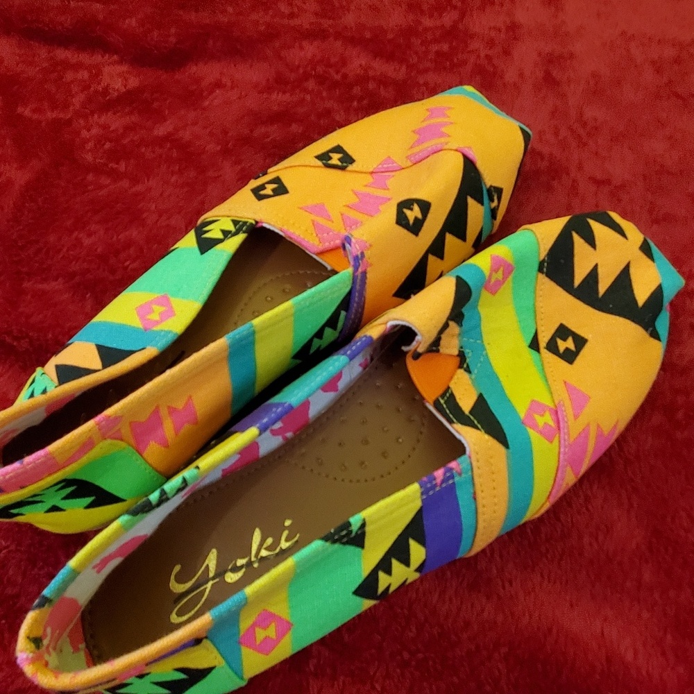 Super cute lightweight summer shoes 5.5 aztec yoki